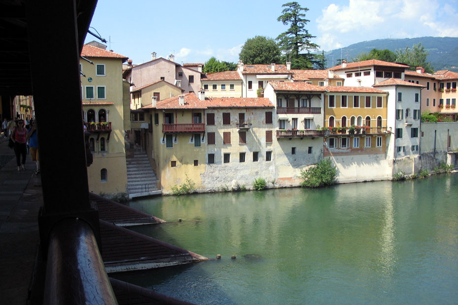 Brug over rivier bij Bassano del Grappa