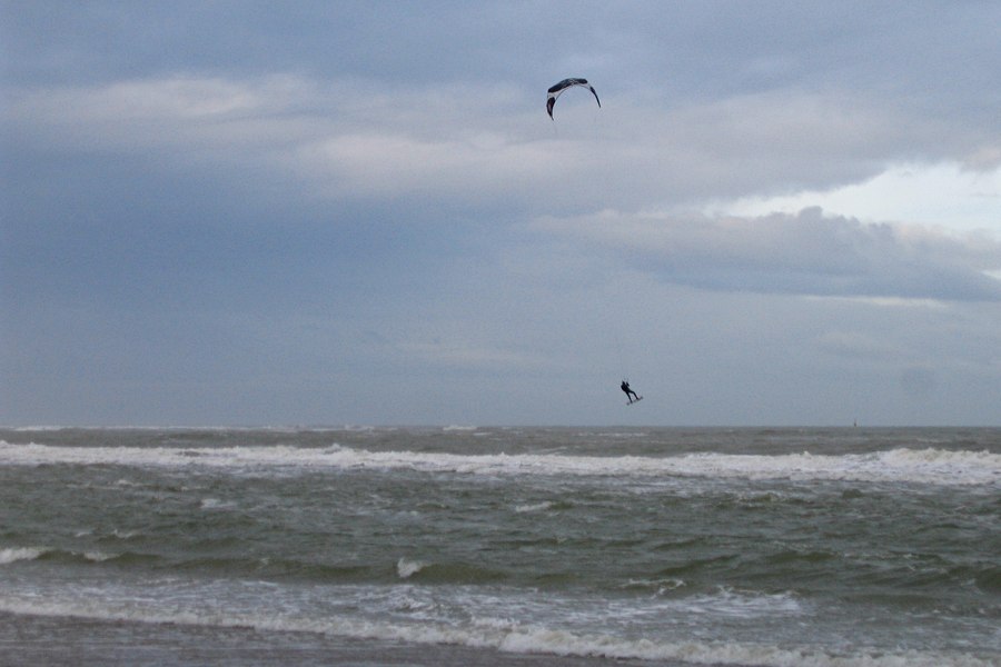 Kite surfer in de buurt van Monster