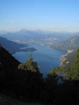 uitzicht vanaf een bergrug over de Lago di Como