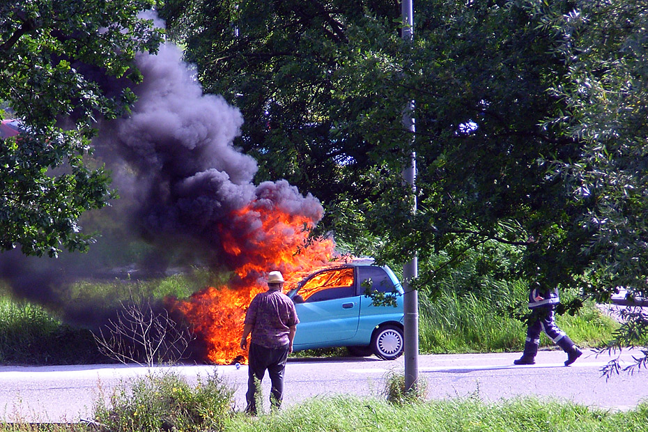 Brandende auto, brandweer komt eraan