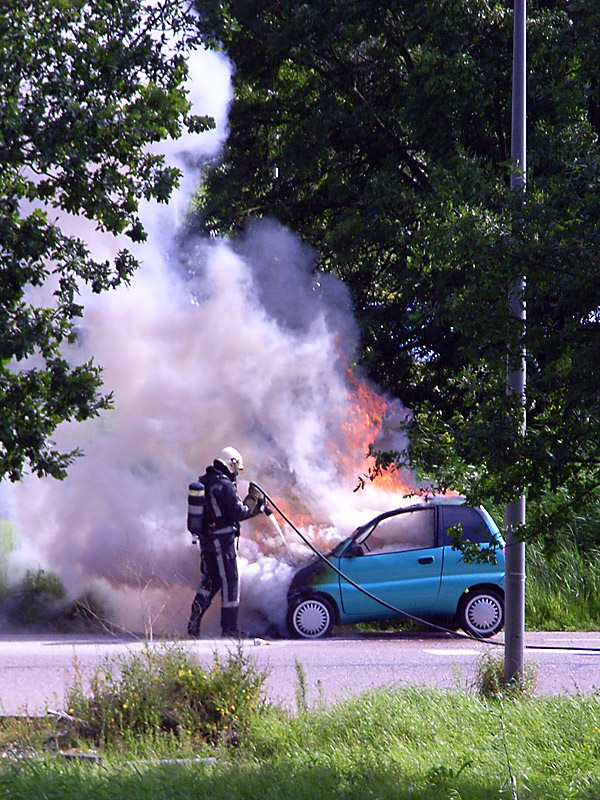 Brandweer blust de auto