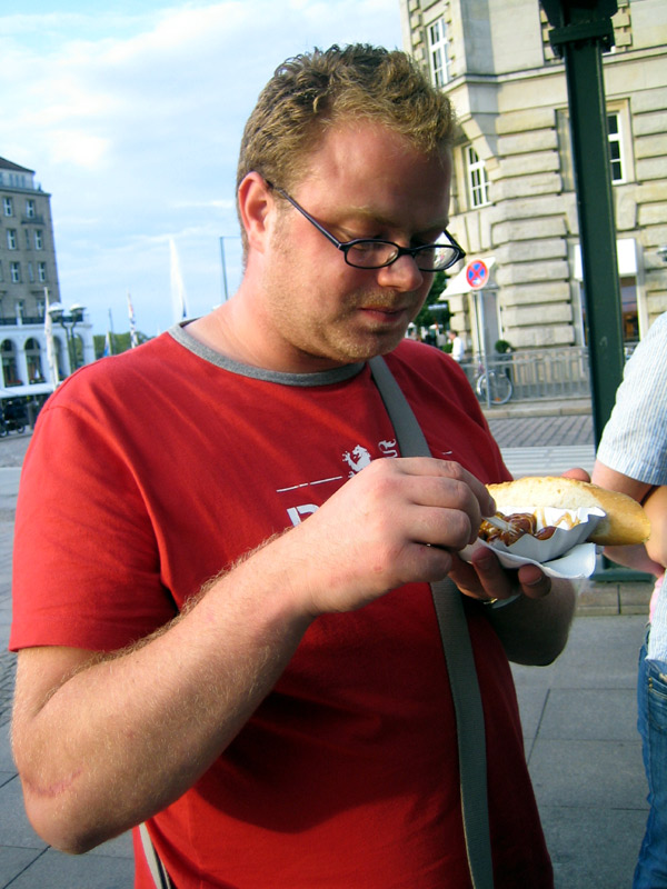 Baschie eet een curryworst