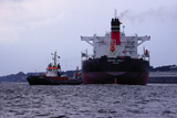 Grote tanker wordt haven ingeloodst