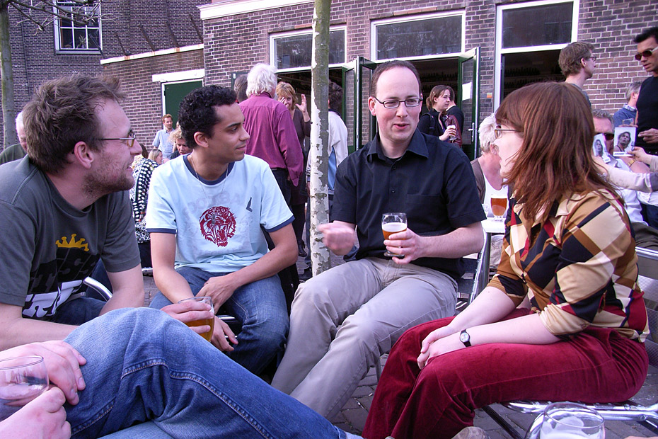 Rini, Menno, Appie en Elske bij de brouwerij