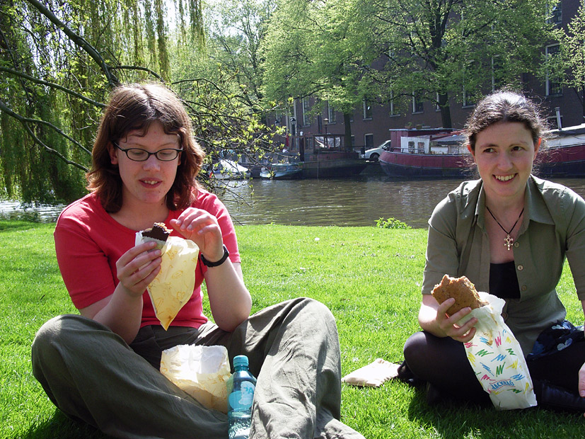 Edith en Elske, lunch in het parkje