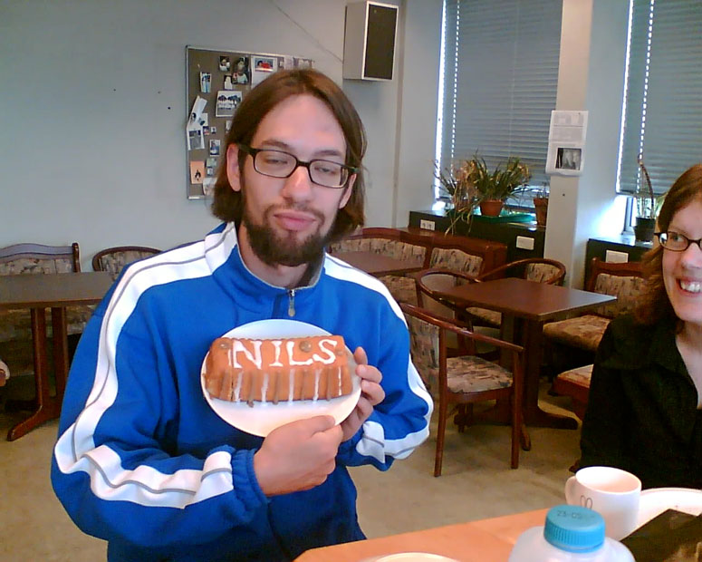 Nils poseert met cake