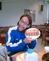 Nils poseert met cake