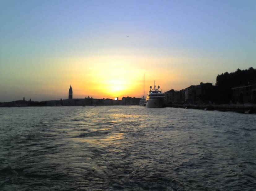 Ondergaande zon vanaf de boot vanuit lido