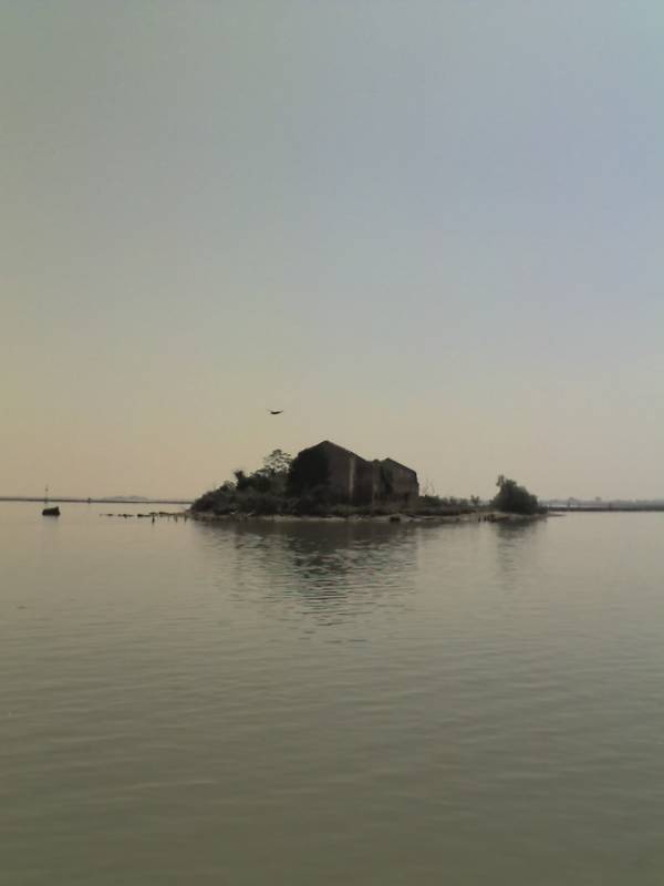 Ruine op een eilandje tussen Burona en Murona