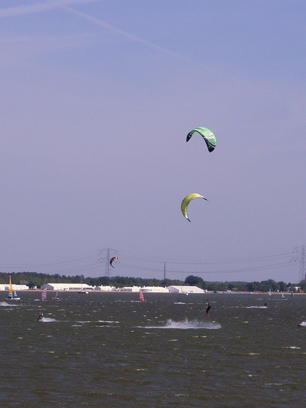 Springende kitesurfer