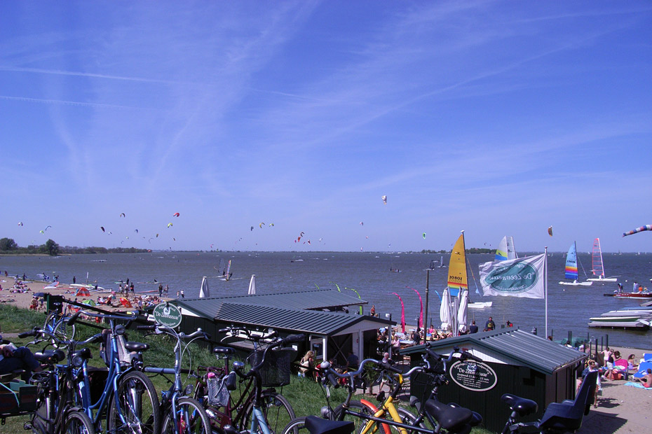 Het stikt van de kitesurfers op het water bij Muiderberg