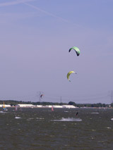 Springende kitesurfer