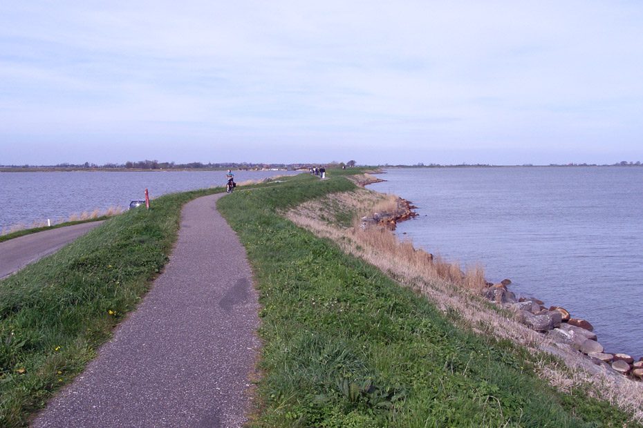 De uitdammerdijk tussen het IJmeer rechts en het Kinselmeer links