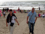 Ma en ik aan het strand bij Bergen aan Zee