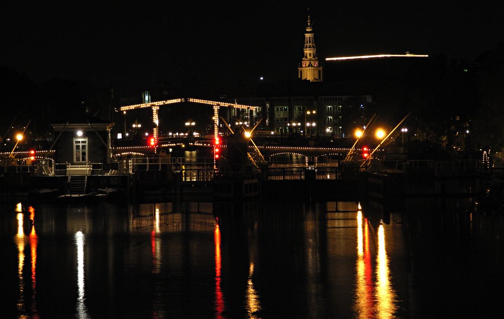 De magere brug bij nacht