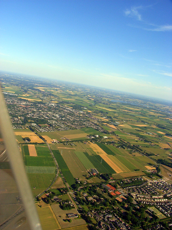 Zevenaar in de verte, daarvoor duiven?