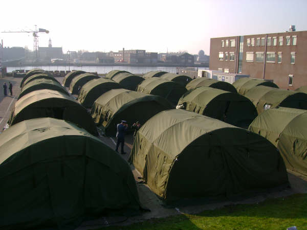 Winderig tentenkamp op KIM