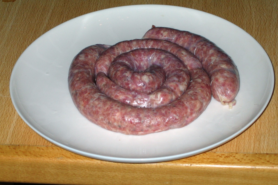 Zelfgemaakte worst klaar om te bakken