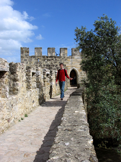 Willem Pieter op de kantelen van het Castello de So Jorge