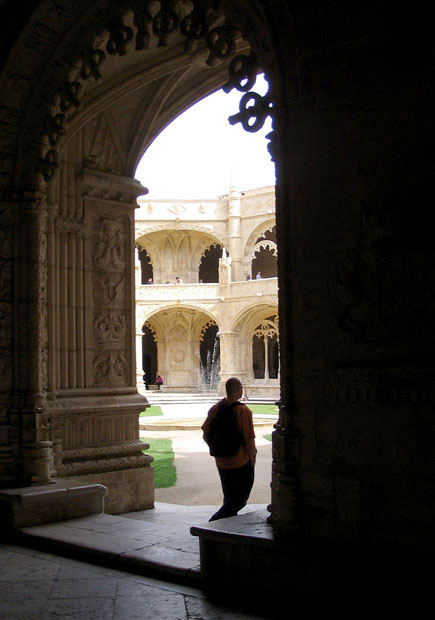 Bas loopt binnenplaats van Mosteiro dos Jerónimos in