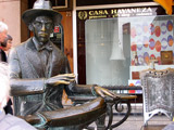 Standbeeld van Fernando Pessoa bij Baixa Chiado